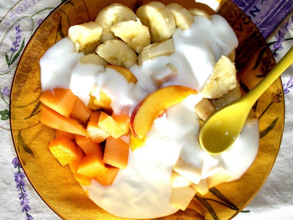 La 1° merenda estiva a base di frutta di stagione e yogurt
