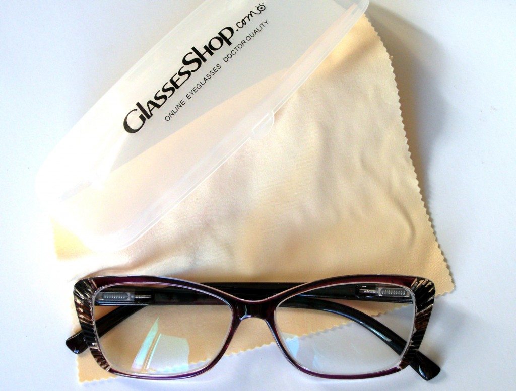 Lesley-eyeglasses-GlassesShop-case-and-glasses