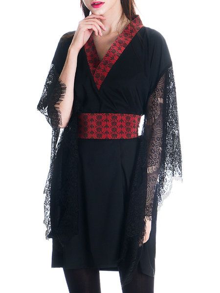 Kimono floreali, pizzo nero e rosso sangue per lo stile Gothic Lolita