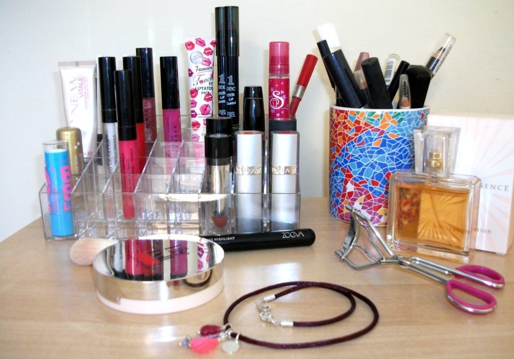 Il perfetto organizer - display per il make-up, dove trovarlo online, per la postazione beauty ordinata di Valentina Chirico