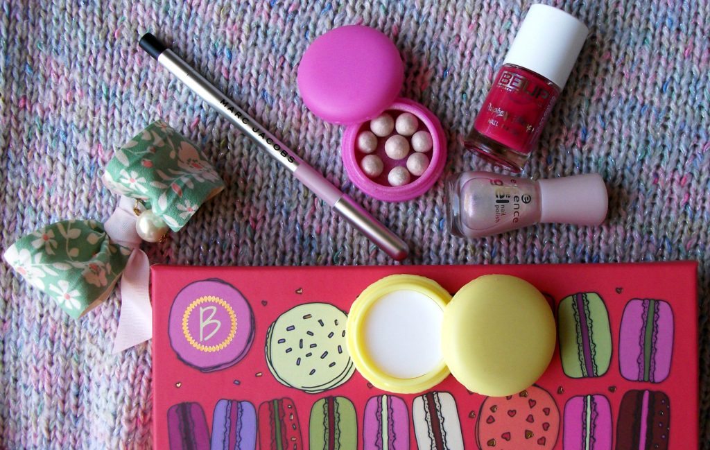 Un dolce make-up e outfit per la Macaron Gloss Saga BeautifulBox by Alfemminile con Republic of Pigtails e Marc Jacobs Beauty