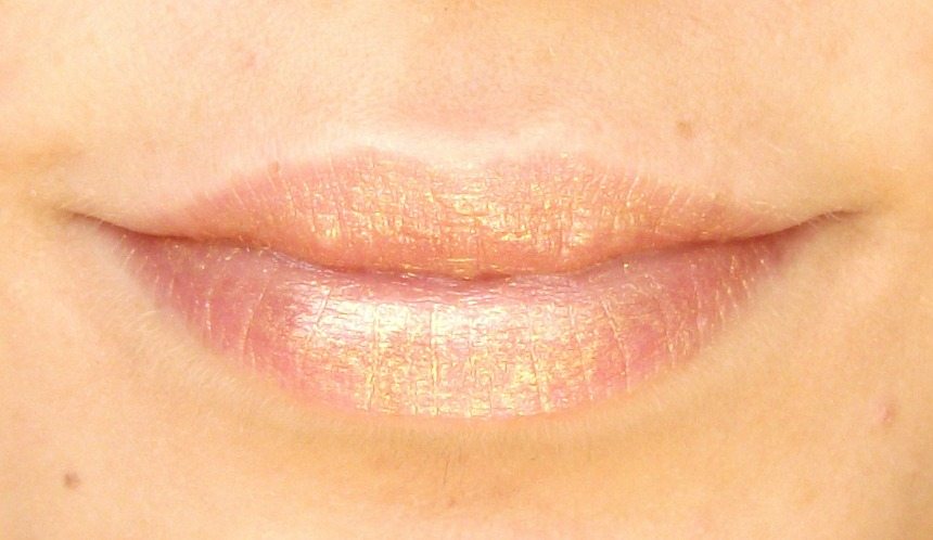 Beauty-Big-Bang-Metallic-Mermaid-Lipstick-golden-lip-colour-swatch-by-Valentina-Chirico