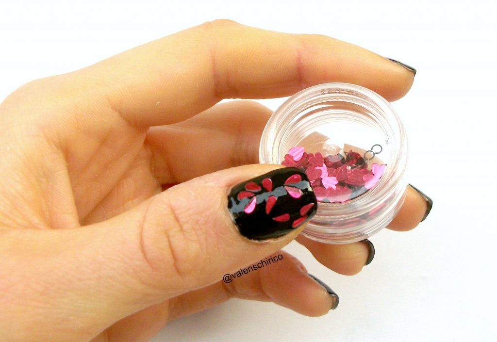 Nail art "anti-San Valentino" con glitter cuori spezzati fai da te di Valentina Chirico
