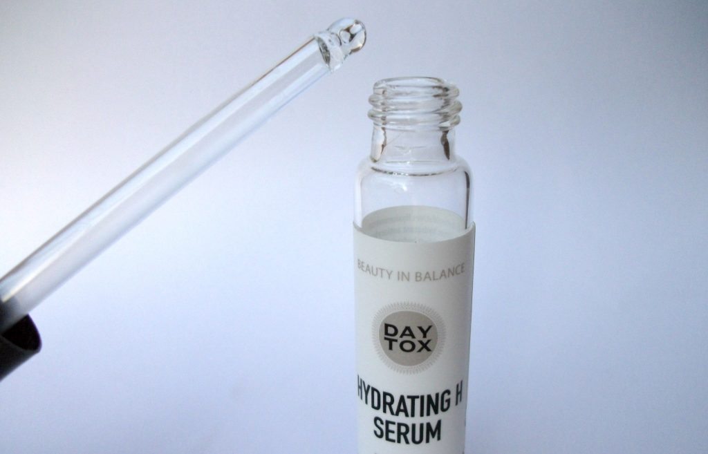 Daytox by Douglas: Hydrating H Serum review. Programma di cura della pelle detox e anti età vegan, bio e cruelty free
