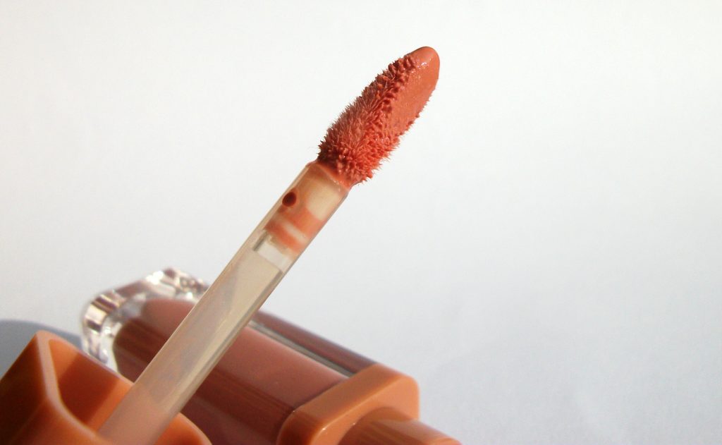 essence-liquid-lipstick-almost-real-sponge-applicator-detail-review